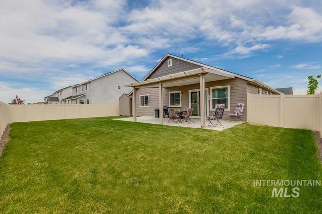 Building Photo - 6033 N Silver Spruce Ave