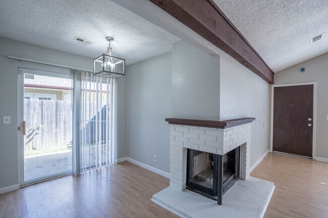 Building Photo - Stunning remodeled 2 Bedroom home in great area!