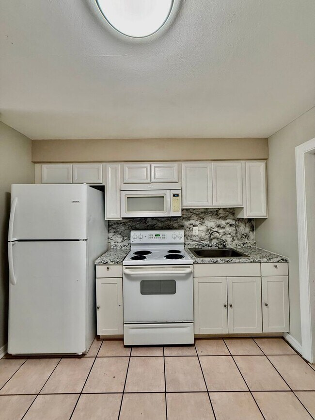 Building Photo - 2 bed 2 bath off Cape Parkway