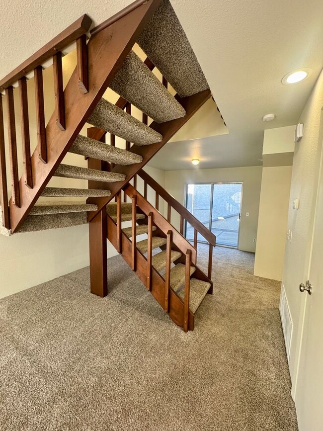 Building Photo - 2 Bedroom Townhome with Pool and Fitness Center/Centrally Located!!