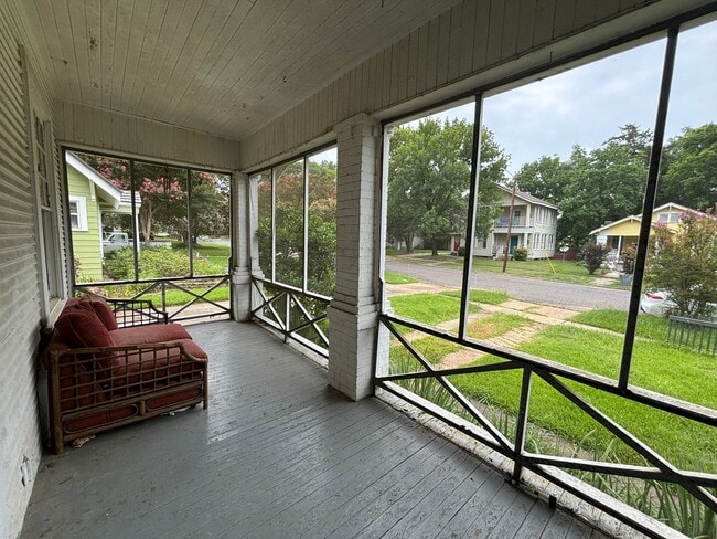 Building Photo - Southern Charm at its best!