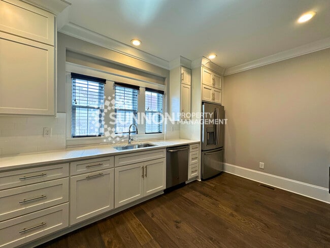 Building Photo - Modern 3-Story Townhome in the Heart of Plaza-Midwood - Walk to Everyt