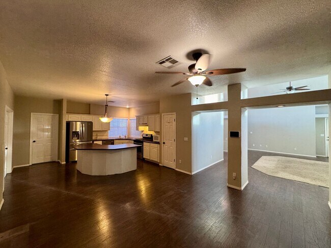 Building Photo - Beautiful golf course retreat