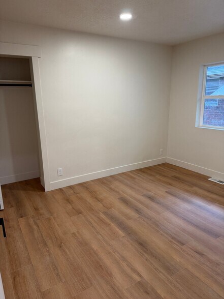 Building Photo - 2543 Highland Dr