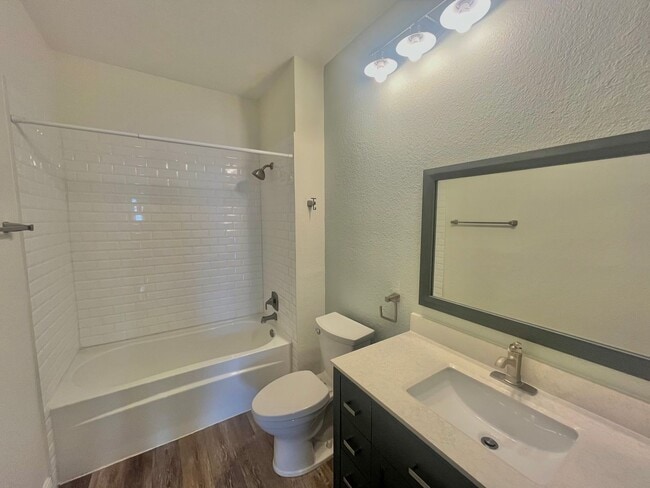 Building Photo - Spacious 2 Bed, 2 Bath + Loft in Prime Lak...