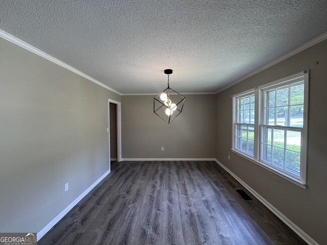 Building Photo - 304 Pinewood Dr