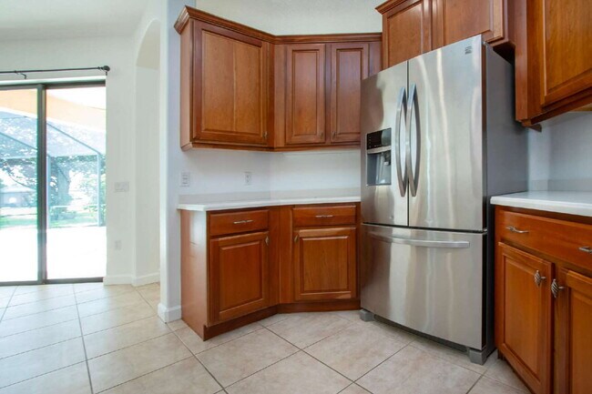 Building Photo - Luxurious Lakefront Living: Spacious 4-Bedroom Home with Pool and Guest Suite in Lakewood Ranch