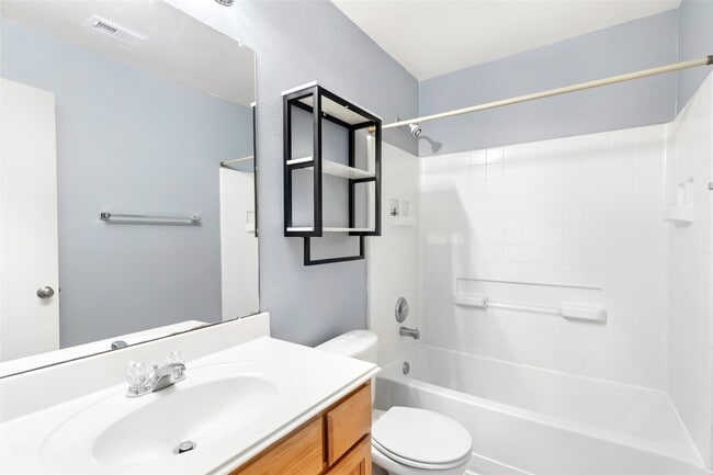 Building Photo - 415 Laurel Pine Dr