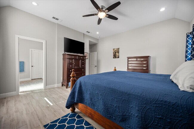 Building Photo - Stunning 3-bedroom, 2-bathroom home on an ...