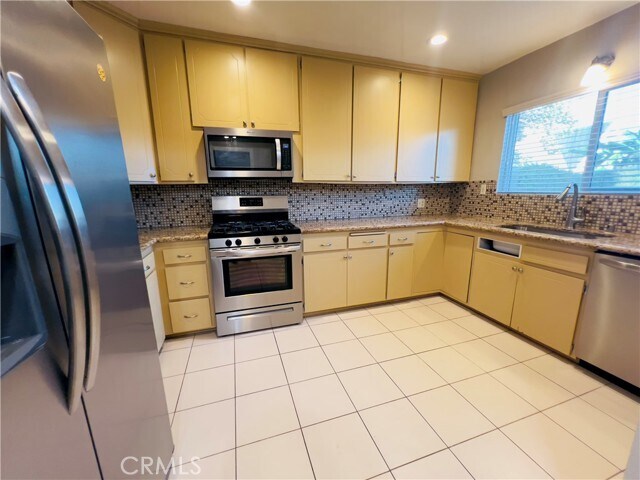 Building Photo - 656 W 117th St
