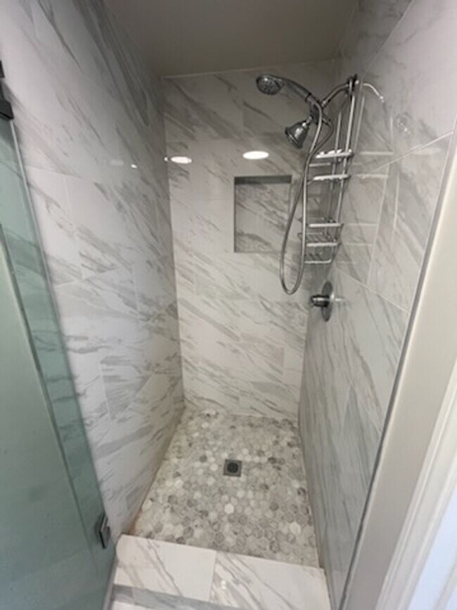 Building Photo - Luxurious Townhouse Located in the exclusi...