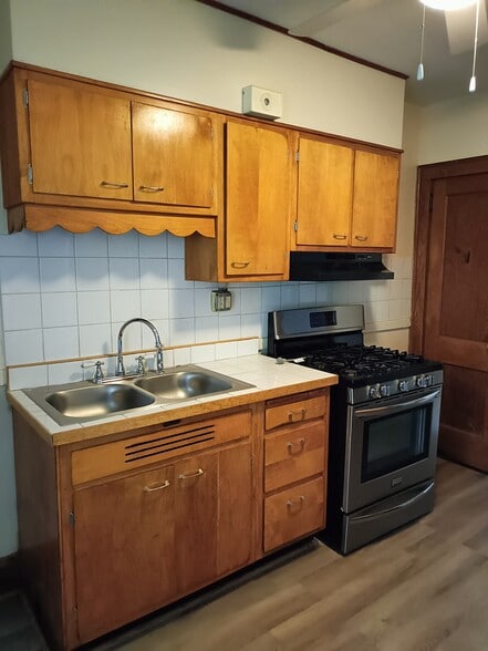 Building Photo - 1912 Charles St