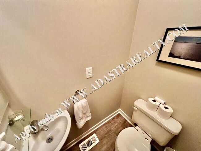 Building Photo - Beautiful 2 Bed 2.5 Bath Townhome Near The Plaza - Available NOW!!