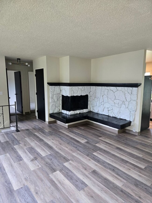 Building Photo - Newly Updated Turnagain 4 Bedroom Home!