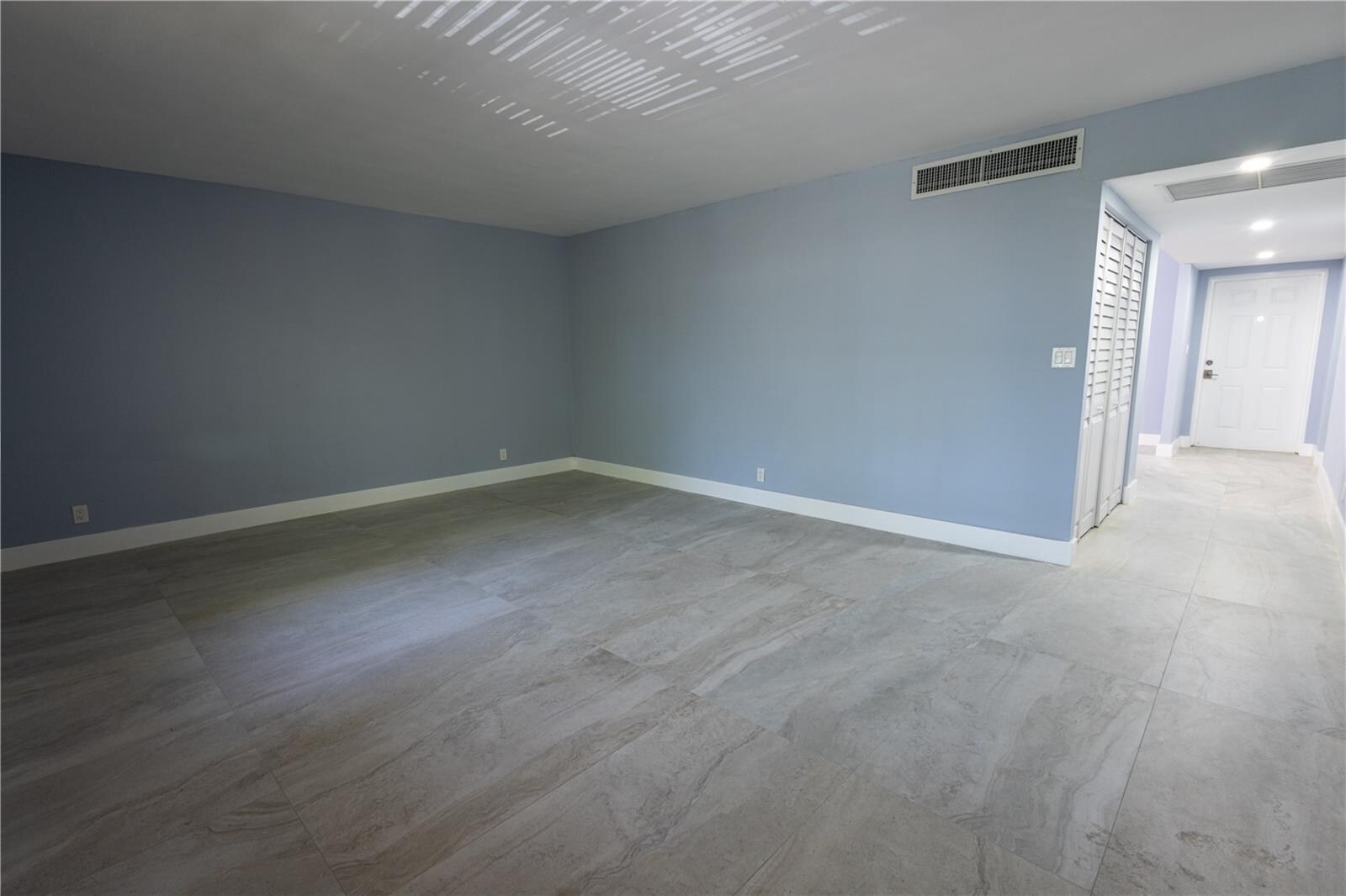 Building Photo - 20350 W Country Club Dr