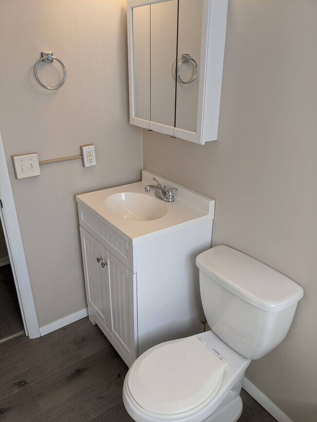 Building Photo - 1826 W 8th St