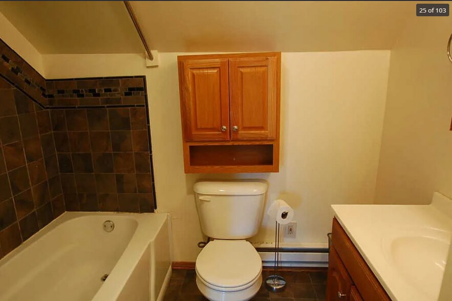 Building Photo - 983 Windsor St