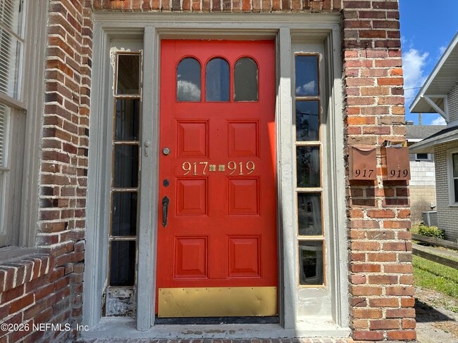 Building Photo - 917 Lasalle St