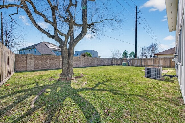 Building Photo - 10726 Village Trail Dr