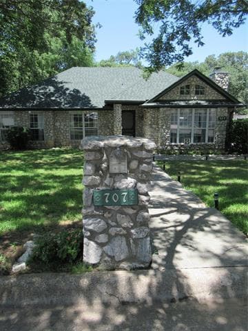 Building Photo - 707 High Crest Dr