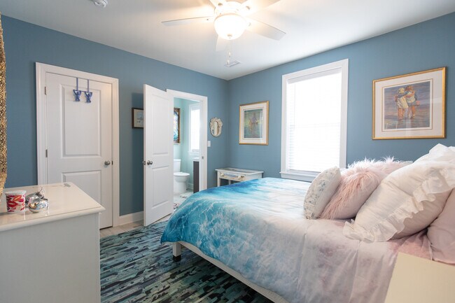 Building Photo - 107 S Richards Ave