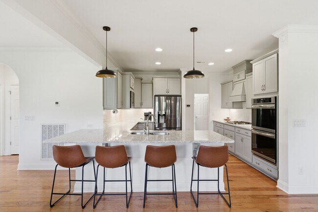 Building Photo - Luxury Executive Living in Sought-After Franklin Community