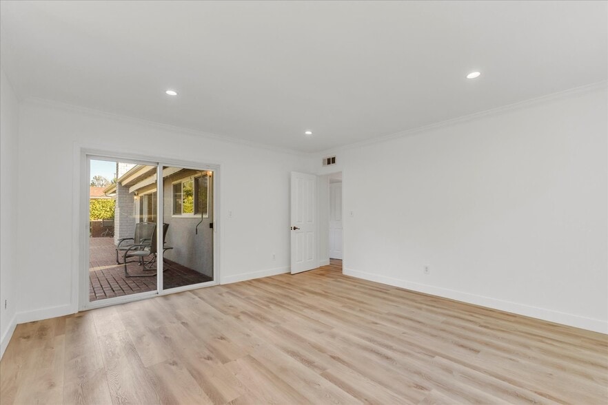 Building Photo - 8201 Clemens Ave