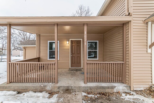 Building Photo - Newly Renovated Single Family Home