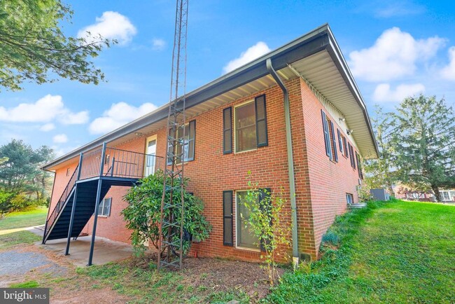 Building Photo - 318 Evergreen Mills Rd