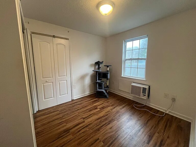 Building Photo - 702 Mitchell Dr