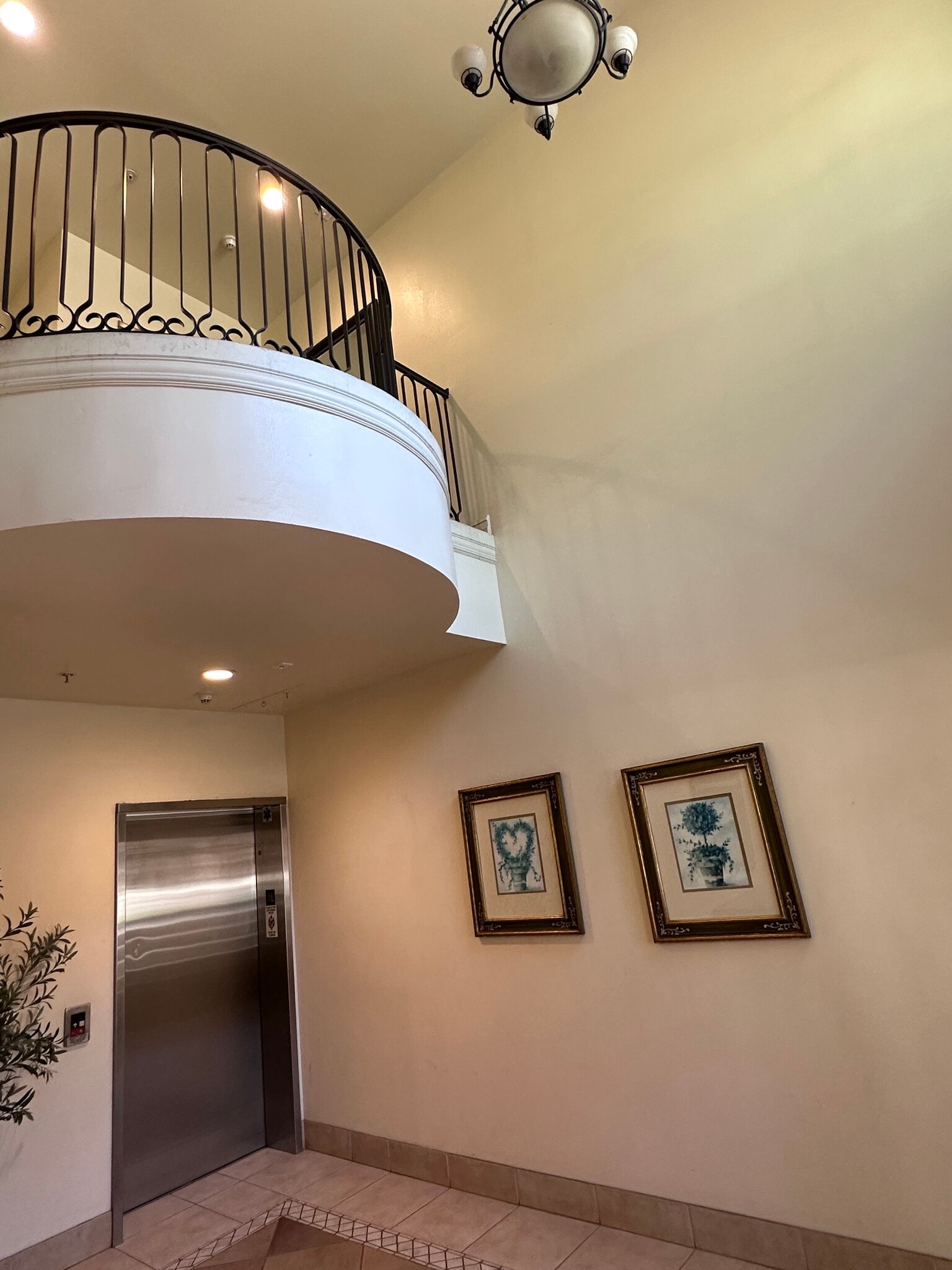 Lobby - 4601 Coldwater Canyon Ave