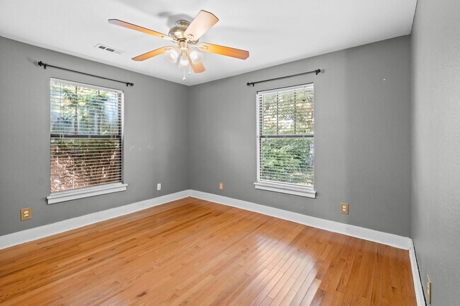 Building Photo - Beautiful home located in the heart of Fayetteville