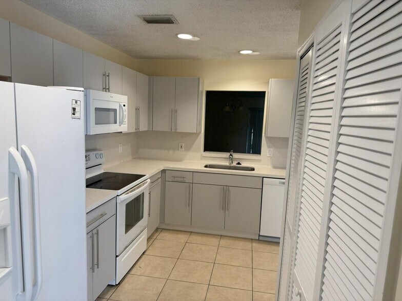 Building Photo - 1218 White Pine Dr