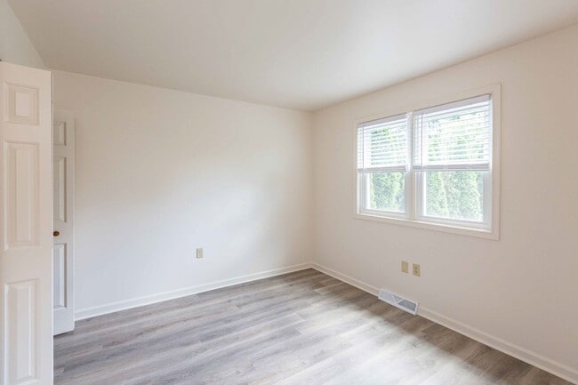 Building Photo - Updated Townhouse with Deck, Basement, New...