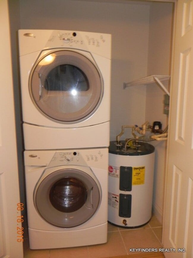 Building Photo - 2 Bedroom Condo  Near LSU in a Gated Commu...