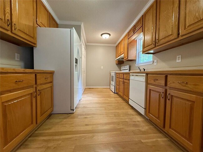 Building Photo - 6330 Oak View Dr