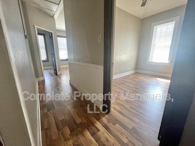 Building Photo - 326 E Washington St