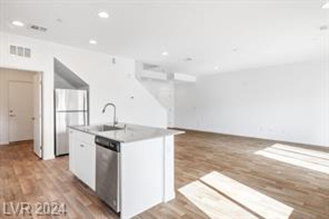 Building Photo - Gorgeous Modern 4 Bedroom Home in Gated Co...