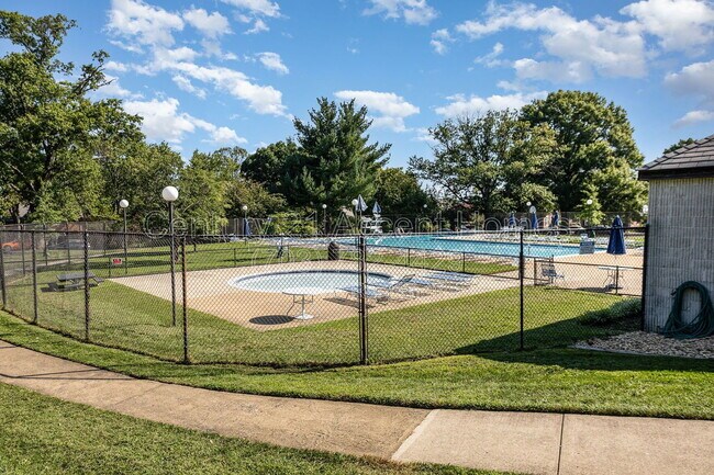 Building Photo - 3342 S Wakefield St