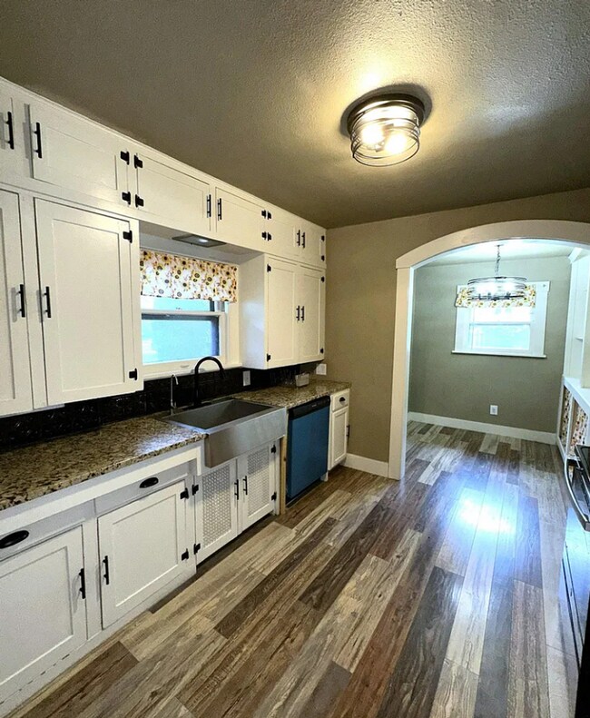 Building Photo - Don't Miss Out on this beautiful bungalow!
