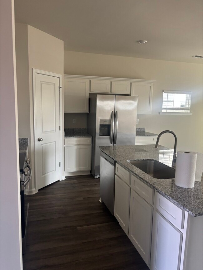 Building Photo - SPacious 3 bedroom 2 1/2 bath home