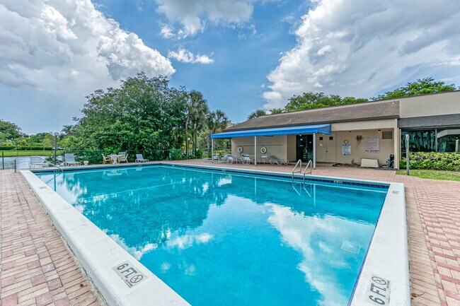 Building Photo - 2200 S Cypress Bend Dr