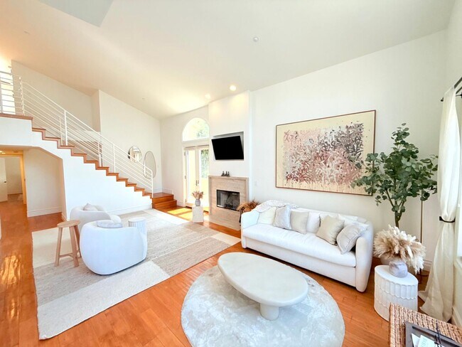 Building Photo - Sophisticated Bright & Spacious Furnished ...