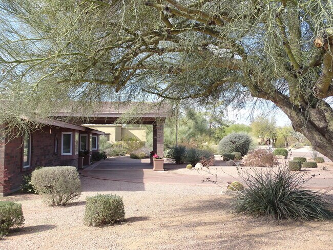 Building Photo - 8423 E Thunderbird Rd