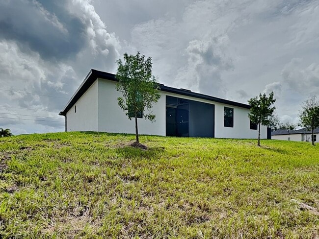 Building Photo - 4224 NE 22nd Pl