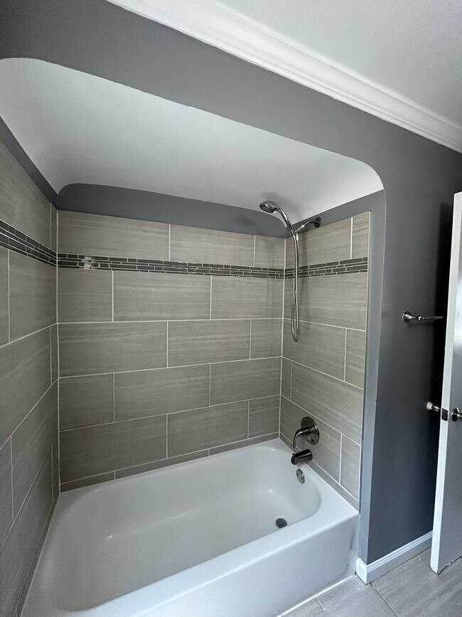 Building Photo - Spacious 3-Bedroom, 2-Bath House in South Euclid