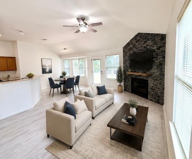 Building Photo - 206 Sunshadow Dr