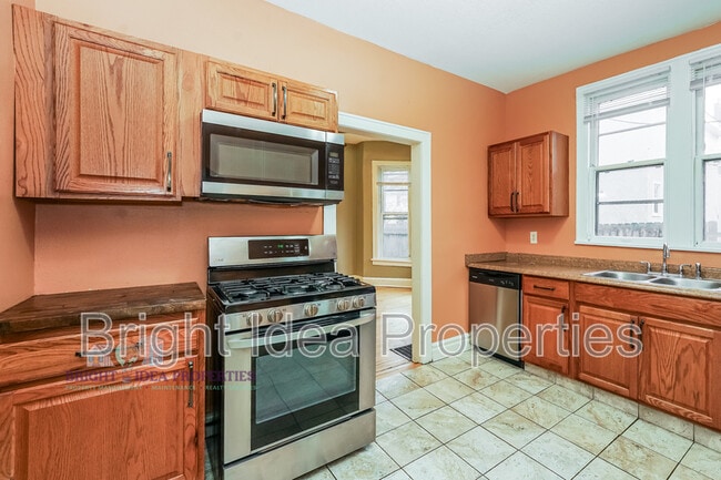 Building Photo - 3322 Clinton Ave