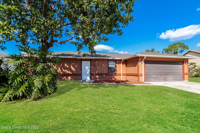 Building Photo - 647 Pampas St NW