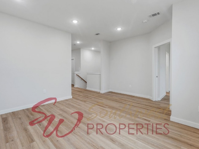 Building Photo - Gorgeous 3 bedroom townhome with a quick, easy walk to TSU campus!